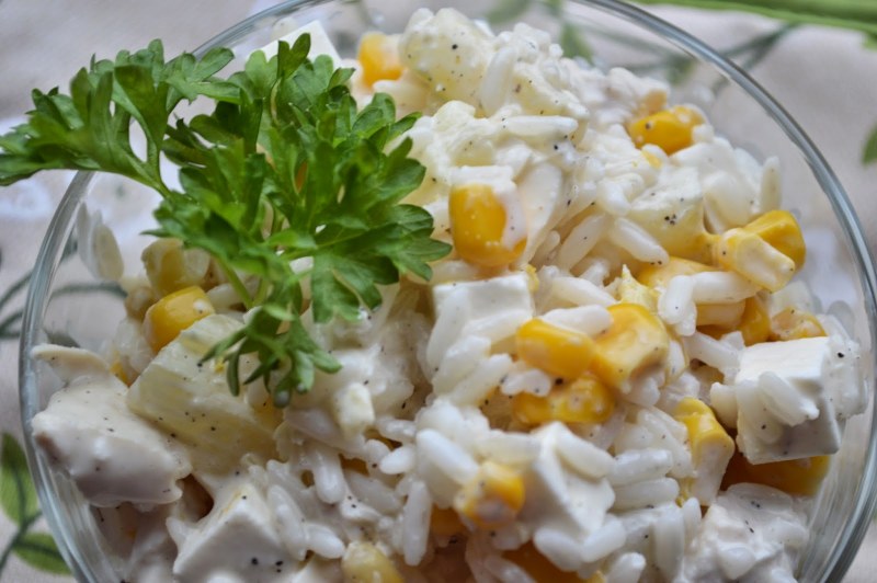 Салат с крабовыми палочками и кукурузой и огурцом