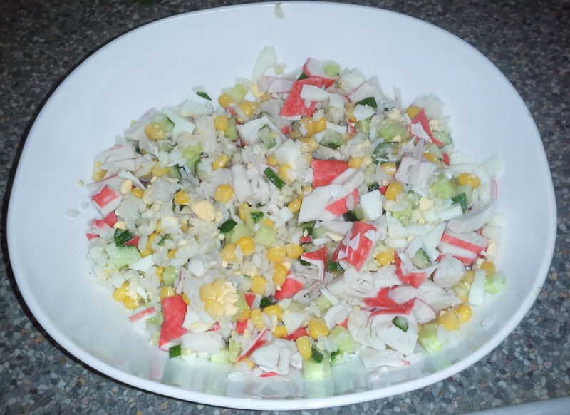 Салат с крабовыми палочками и кукурузой
