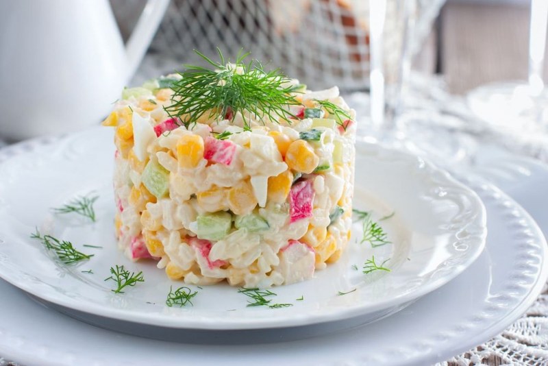 Салат с крабовыми палочками и рисом