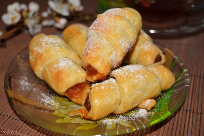 Рогалик с изюмом