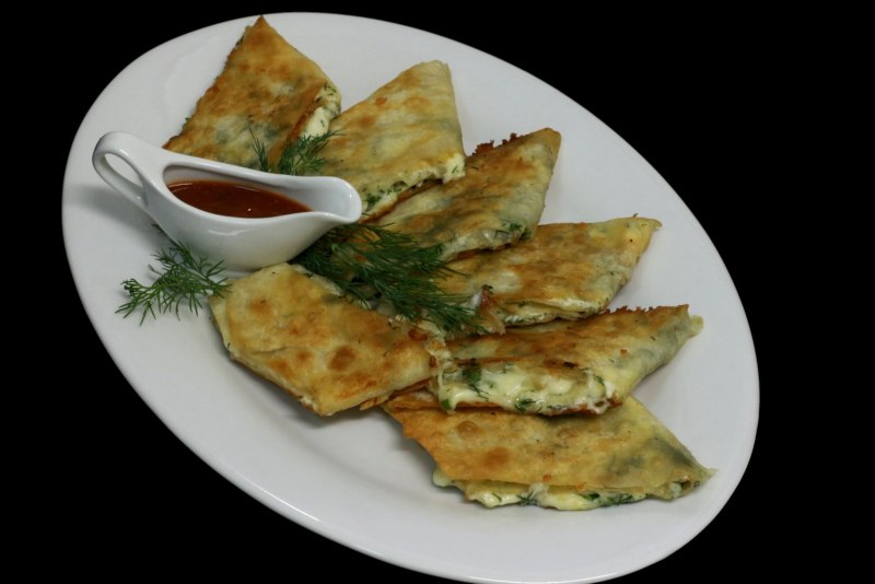 Жареный лаваш с сыром и зеленью