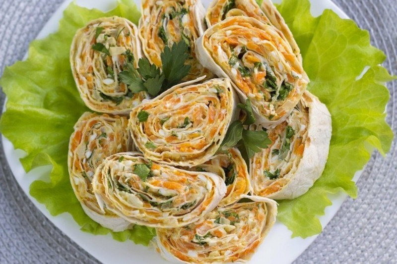 Рулет из лаваша с корейской морковкой