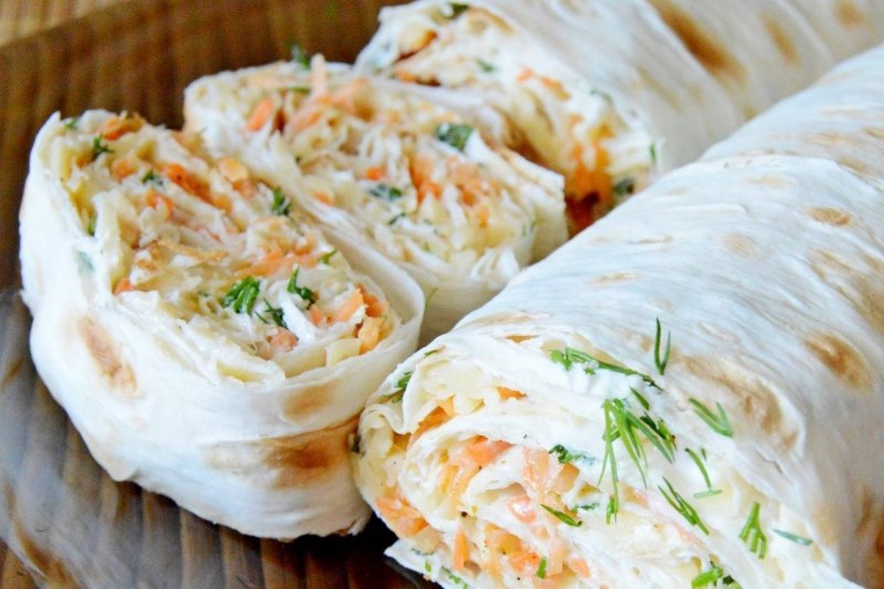 Рулет из лаваша с корейской морковкой