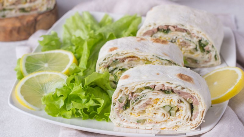 Рулетики из лаваша Цезарь с курицей