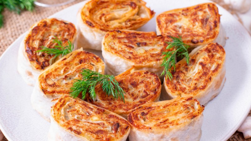 Рулет из лаваша с корейской морковкой и плавленным сыром