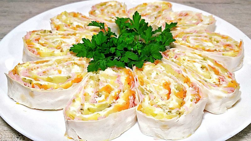 Рулет из лаваша с красной рыбой и плавленным сыром