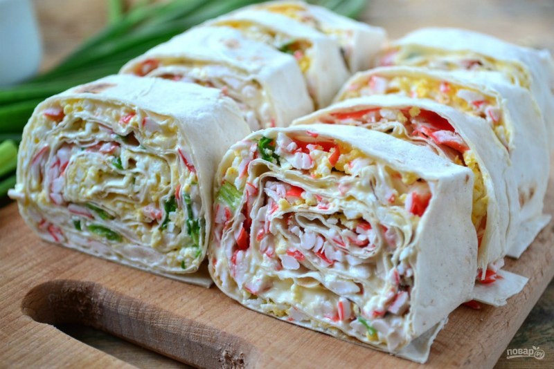 Рулет из лаваша с крабовыми палочками и сыром