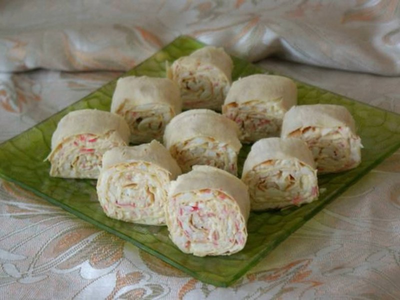 Рулет из лаваша с курицей и сыром