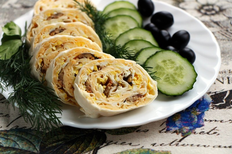 Рулет из лаваша с красной рыбой и плавленным сыром