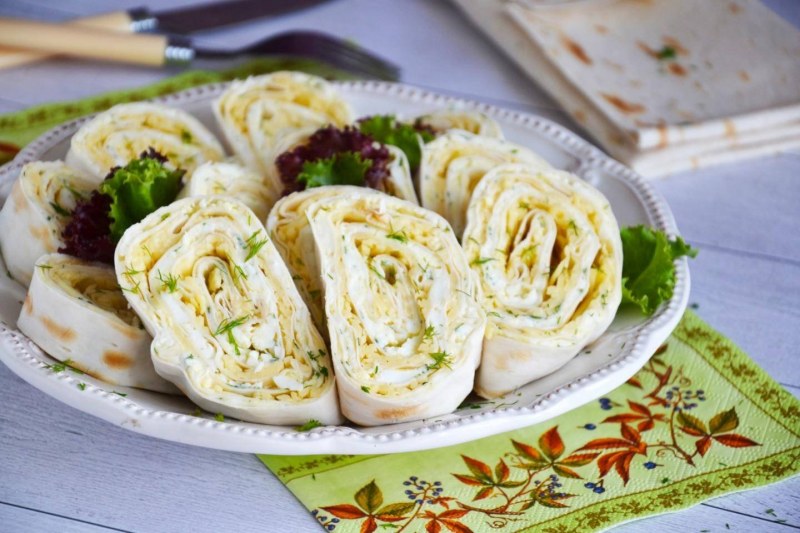 Рулет из лаваша с сыром и зеленью
