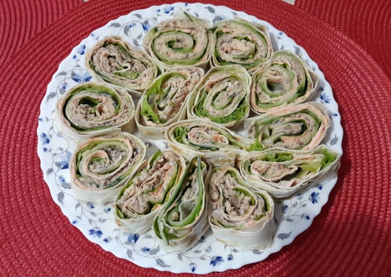 Блинный рулет с семгой и сливочным сыром