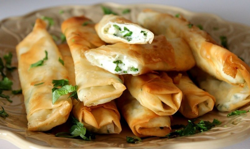 Рулетики из лаваша с крабовыми палочками и сыром и яйцом