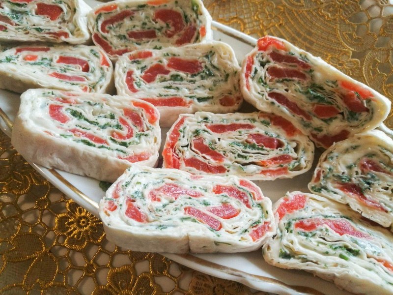 Рулет из лаваша с консервами