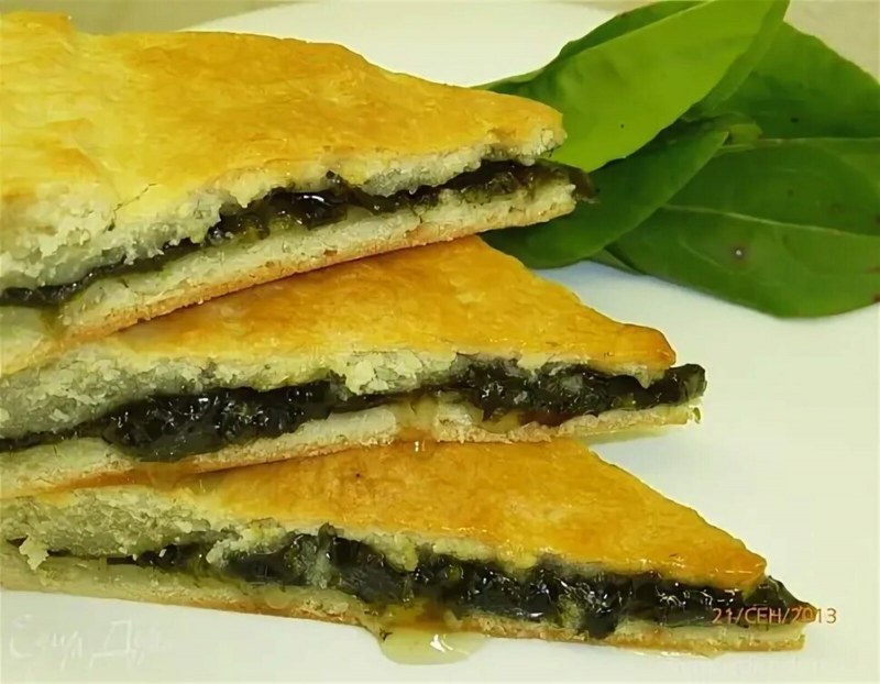 Пирог с крапивой и щавелем