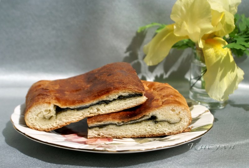Пирог с крапивой и яйцом на дрожжах