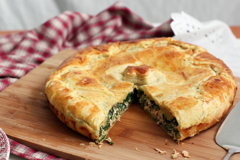 Заливной пирог с луком и яйцом