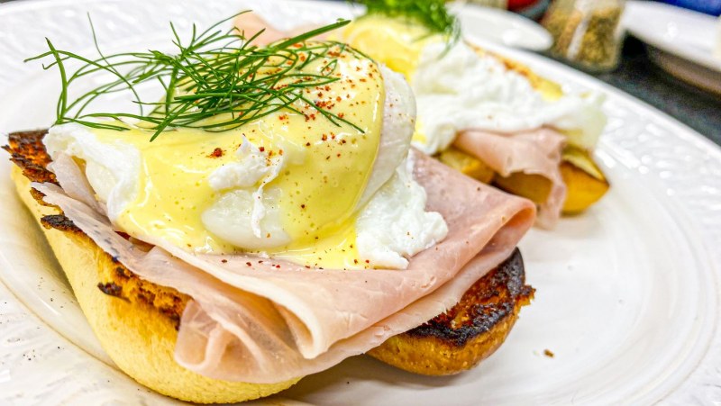 Eggs Benedict Minted hollandaise
