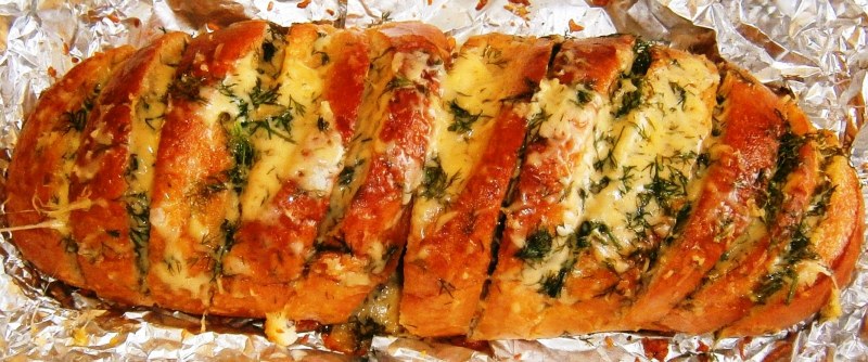 Запеченный батон с сыром и чесноком