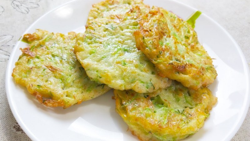 Кабачковые оладьи с сыром и колбасой