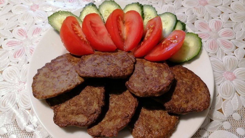 Печеночные оладьи с овощами