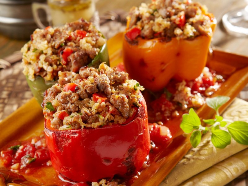 Перец фаршированный мясом и рисом