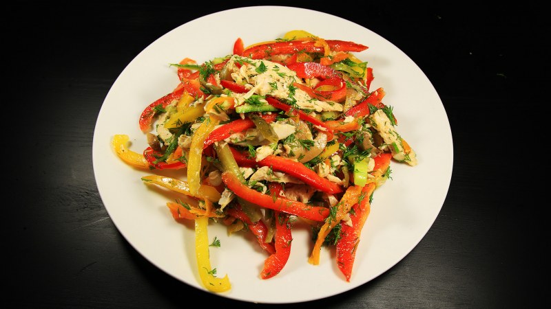 Салат с куриной грудкой и болгарским перцем