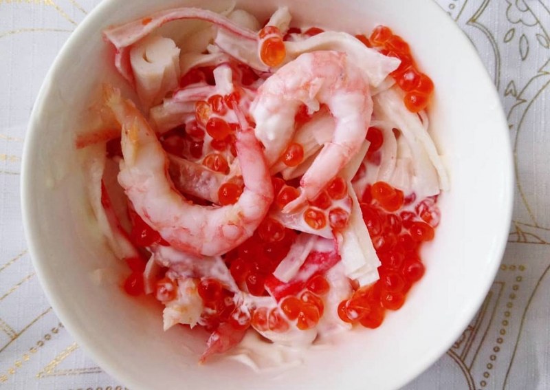 Салат красное море с икрой и кальмарами