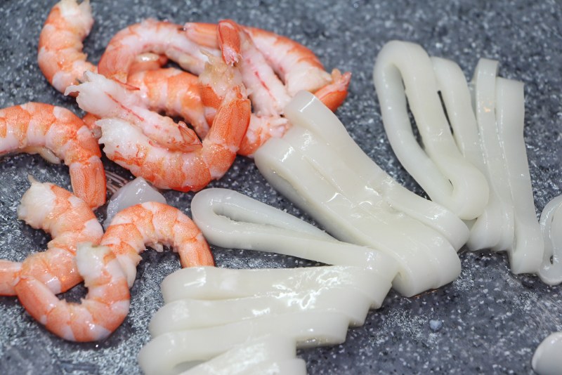 Морепродукты лангустины кальмары креветки