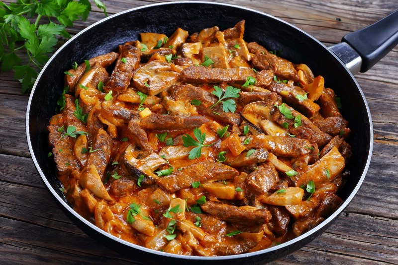 Бефстроганов с тушеными овощами