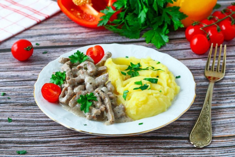 Куриное фрикасе в сливочном соусе