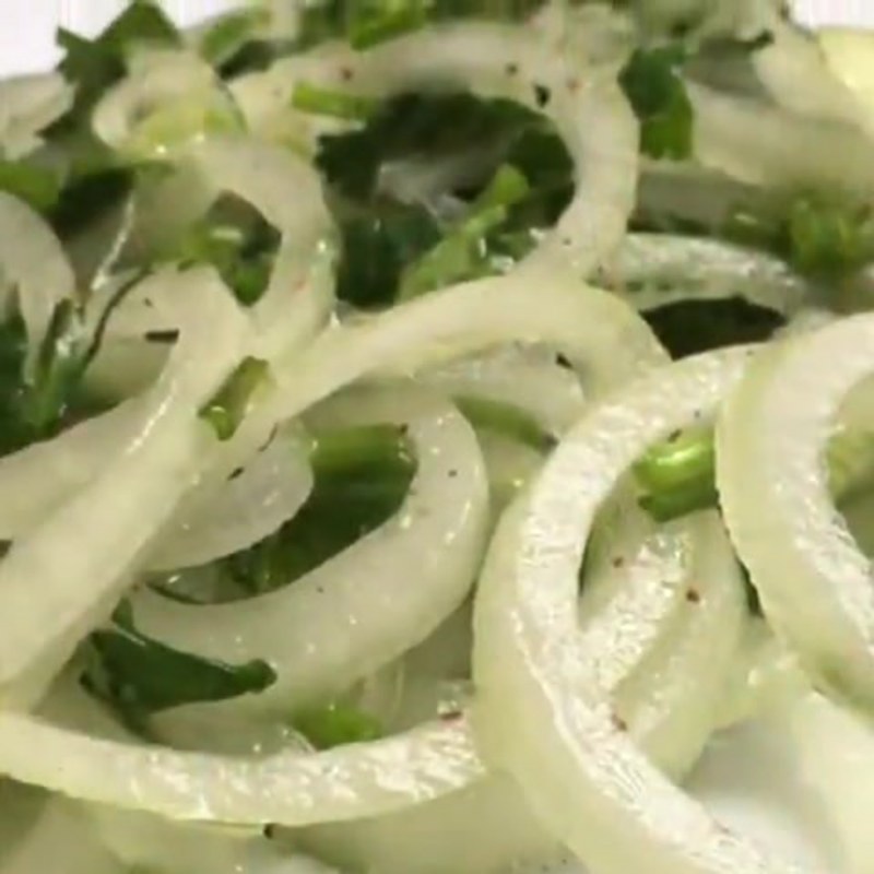 Быстрый маринованный лук для салатов.