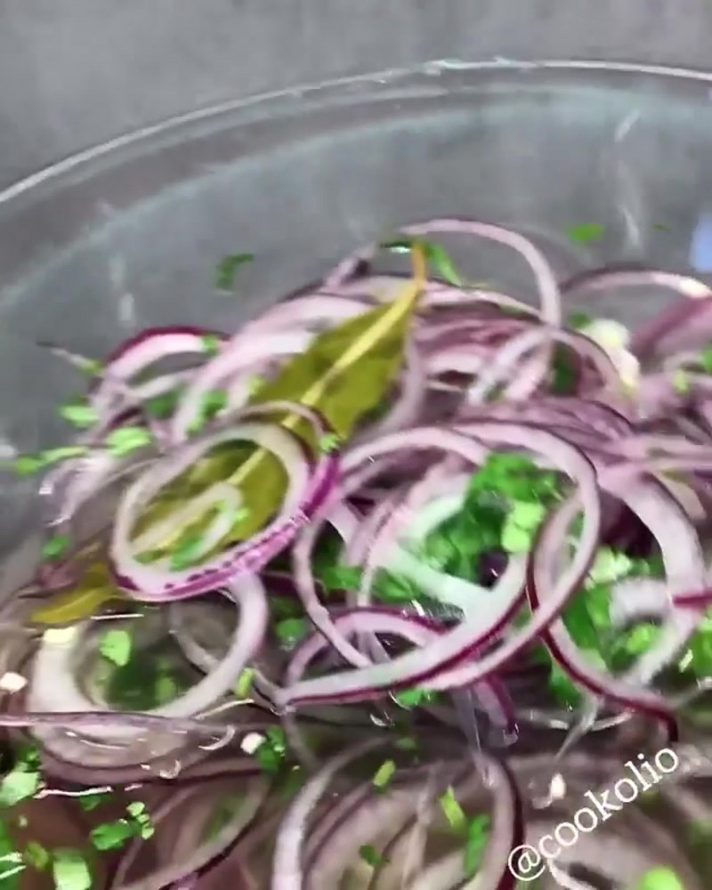 Маринованный лук в баночке Коркин
