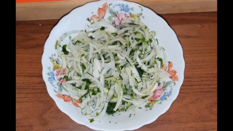 Маринованный лук в томатном соусе