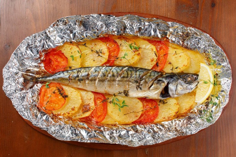 Скумбрия запеченная в духовке с овощами