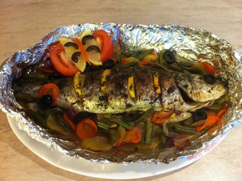 Сибас запеченный с овощами