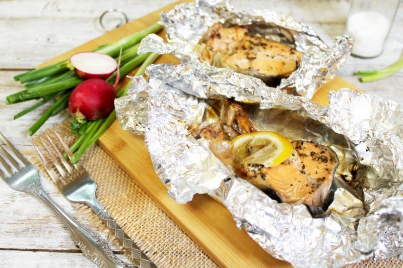 Скумбрия в духовке в фольге с лимоном и луком