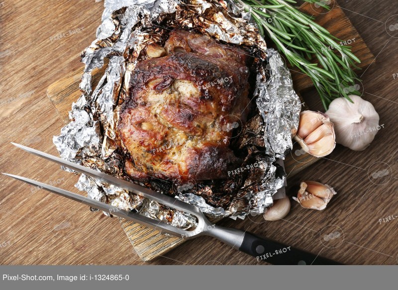 Запечённое мясо в духовке в фольге
