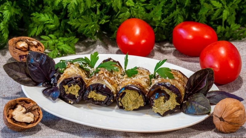 Рулетики из баклажанов по-грузински с орехами