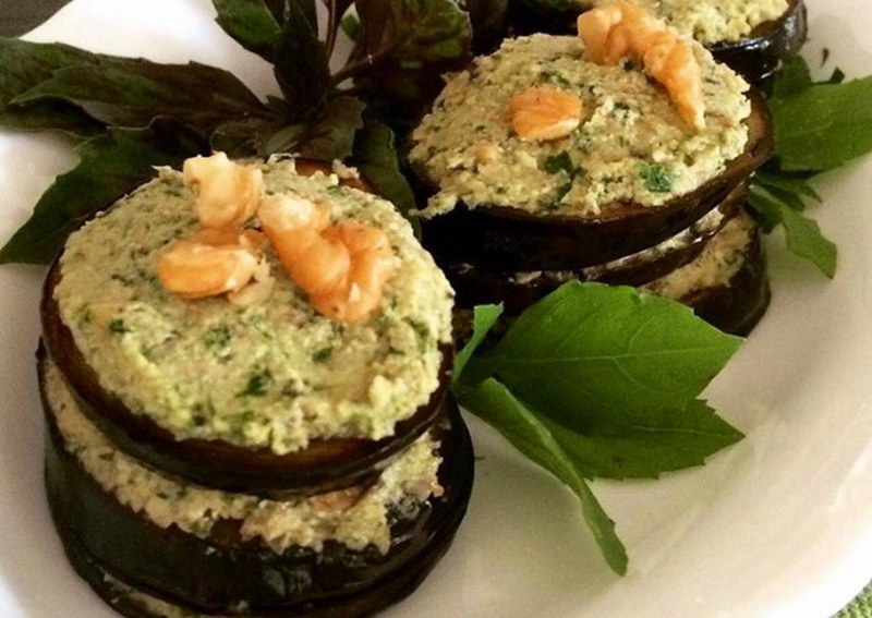 Баклажаны с грецкими орехами по-грузински
