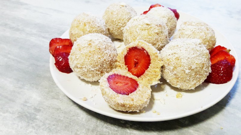 Творожные шарики с клубникой