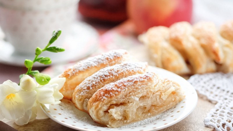 Слойки с творогом и яблоками