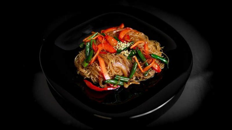 Салат с рисовой лапшой
