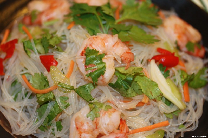 Салат с рисовой лапшой и курицей