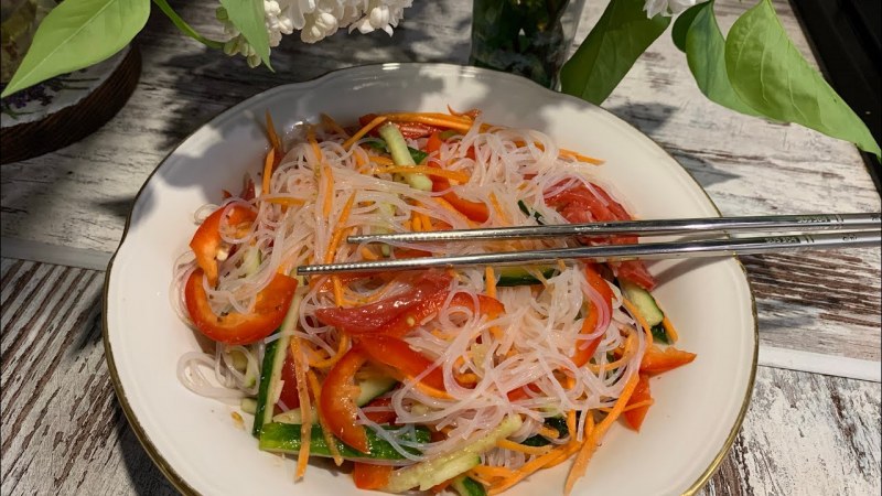 Салат с фунчозой и корейской морковью и курицей
