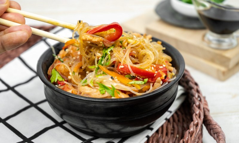 Салат с рисовой лапшой и овощами