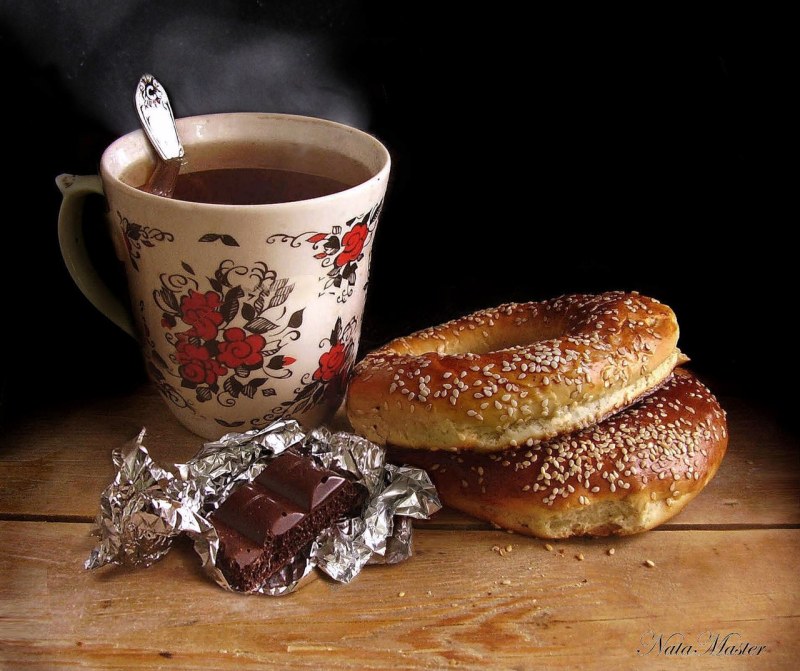 Чашка чая с булочкой