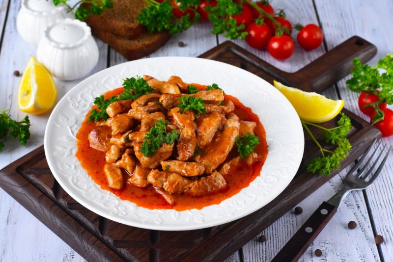 Гуляш из куриной грудки с подливкой