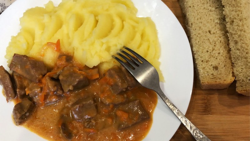 Гуляш из говядины с подливкой классический
