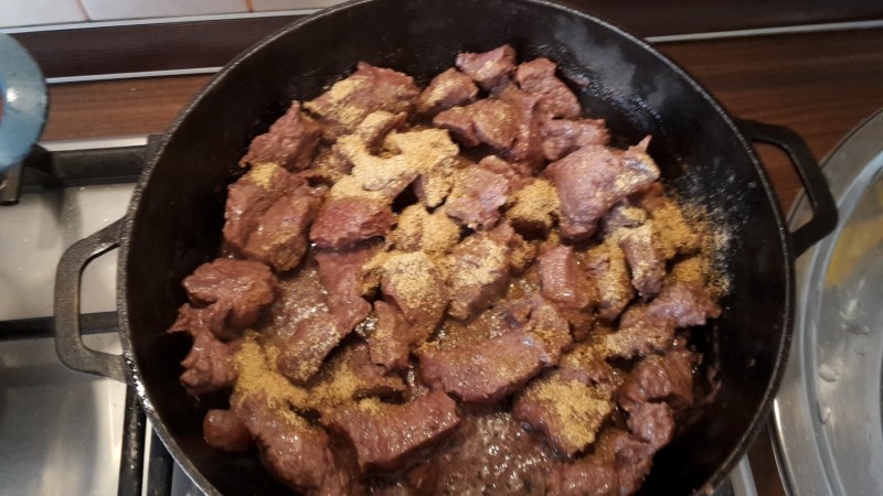 Гуляш свиной с подливкой