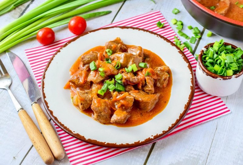 Куриный гуляш с подливкой